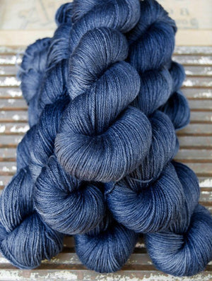 ISLINGTON - sw BFL / Silk fingering ...'L'heure Bleue' navy / indigo by Kettle Yarn Co.